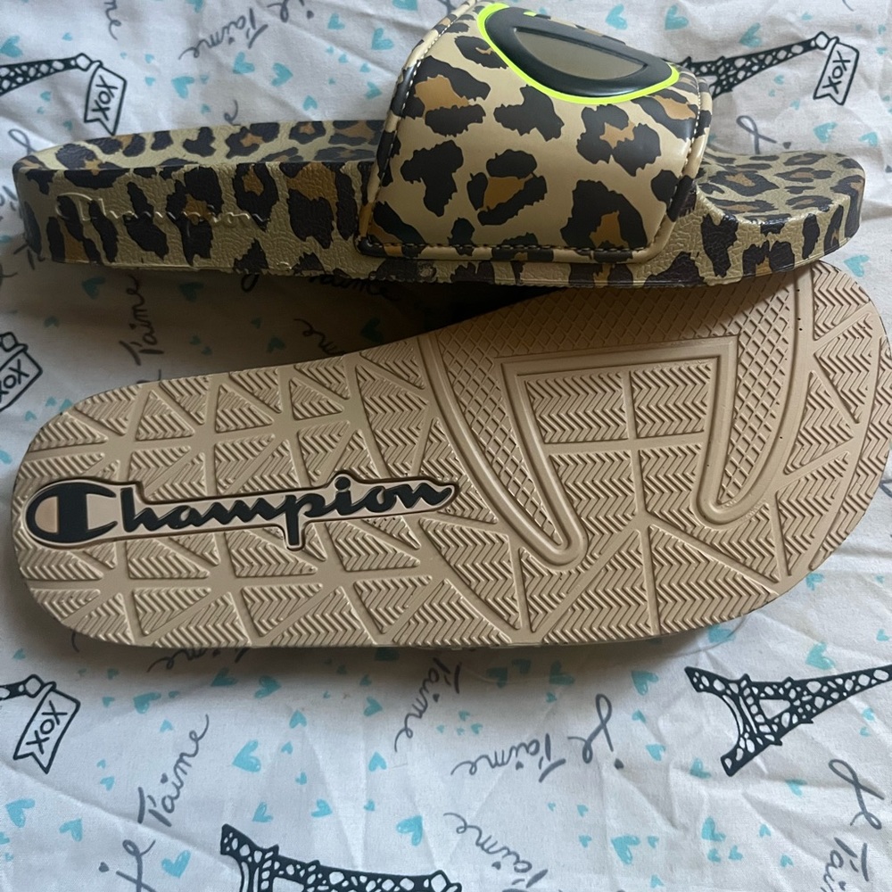 Champion slides size 7. Bought them online over a year ago and didn’t fit me.